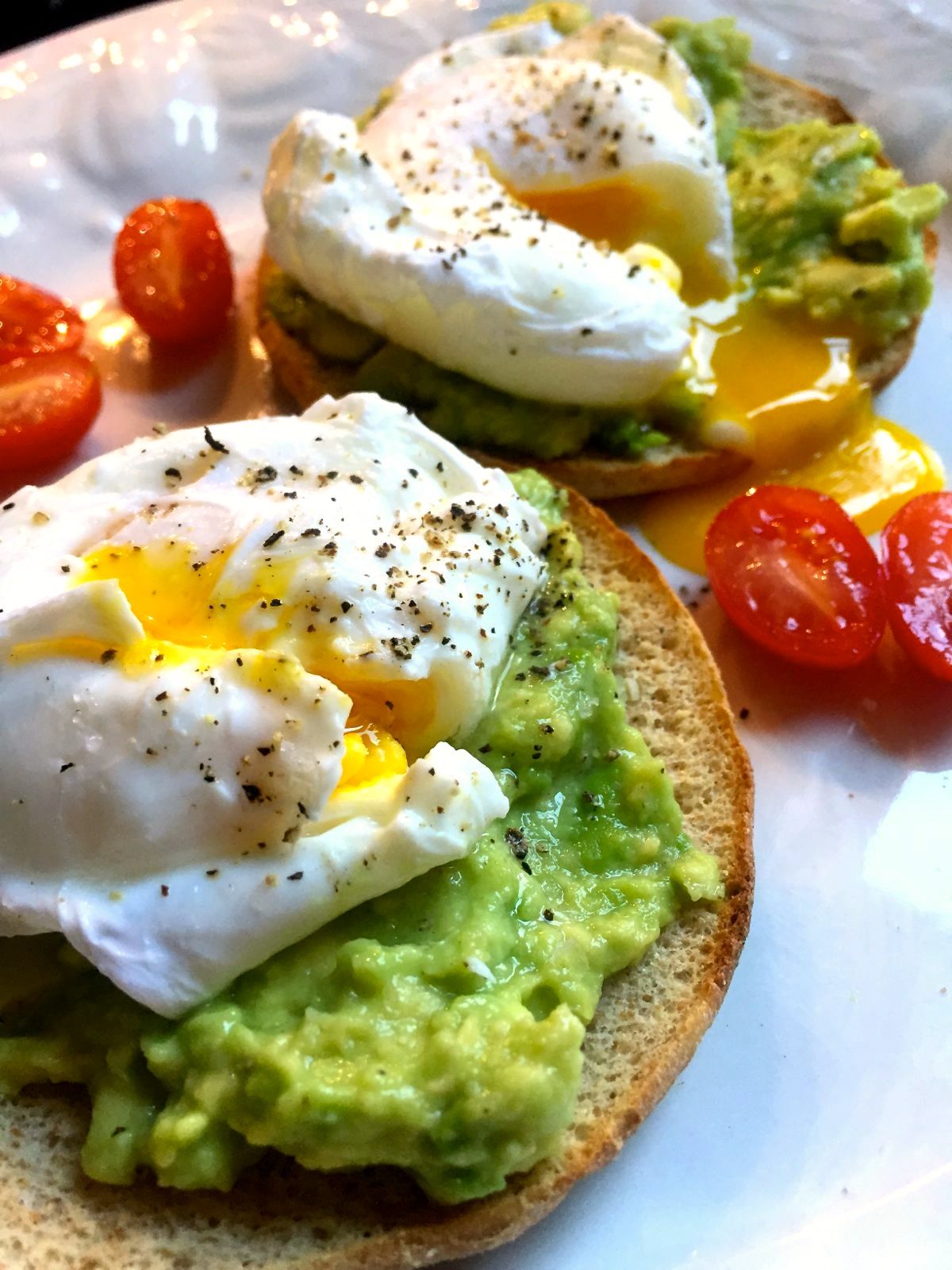 Poached eggs with smashed avocado & tomatoes recipe