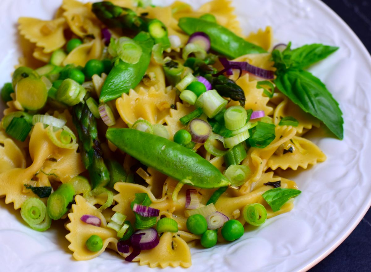 pasta primavera with peas, asparagus and mint :: by radish*rose